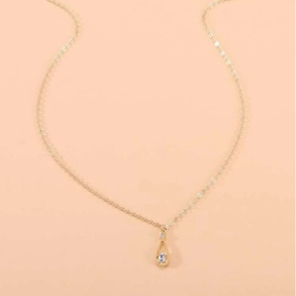 *Laura* Teardrop Pendant Necklace - Picture 2 of 4